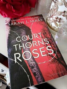 Sarah J. Maas — A Court of Thorns and Roses (Red Paperback)